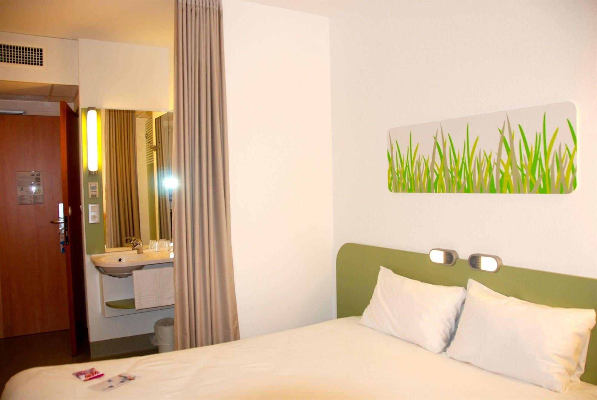 Ibis Budget Roanne Hotel Exterior photo